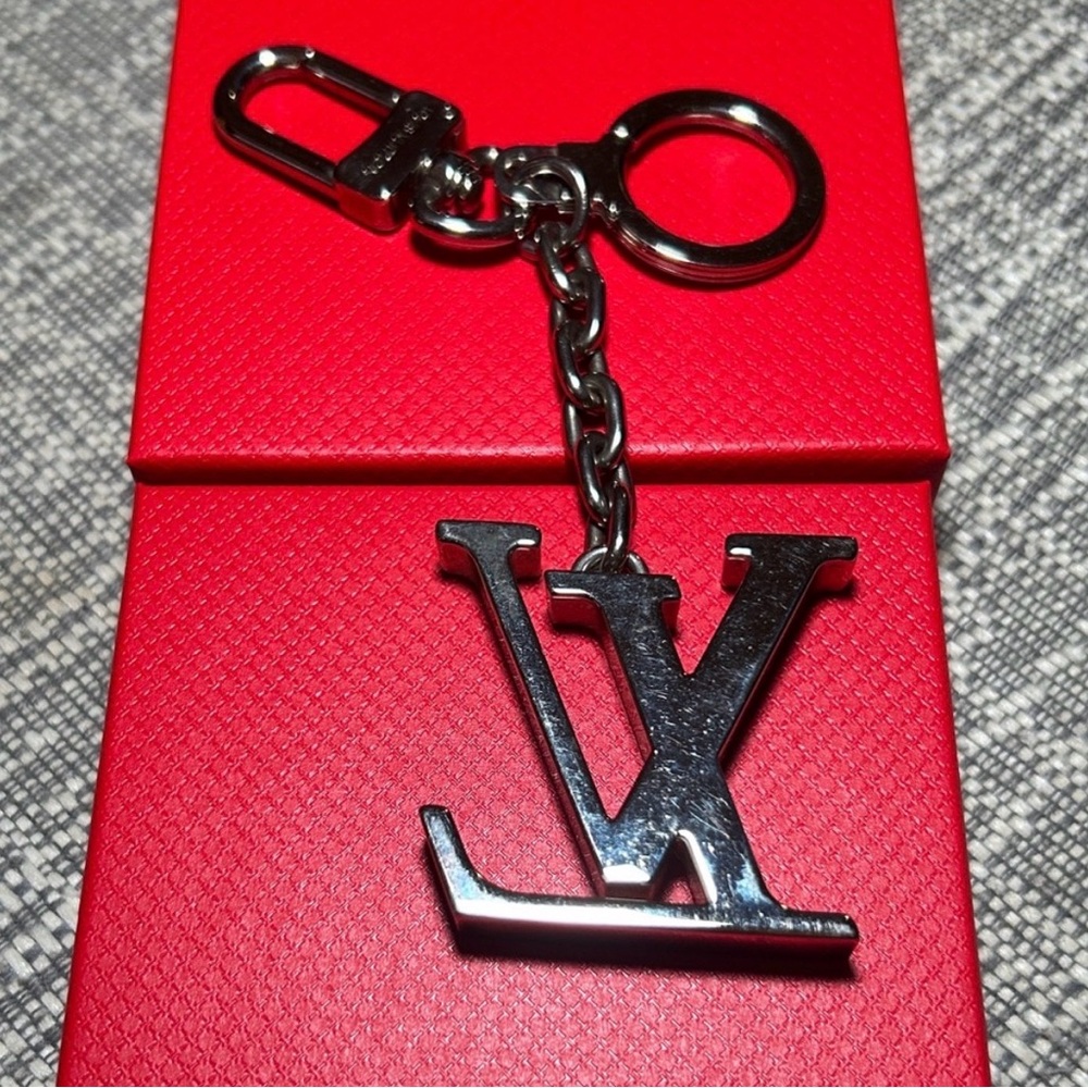 LOUIS VUITTON Initiales Louis Vuitton Bag Charm Key Holder Keychain + COA - Picture 3 of 8